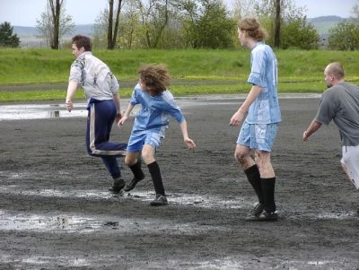 vlasáči Čapí a Kamil v duelu s Levým výběrem na skvrňanském bahně (duben 2001)