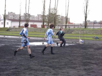 Váca zasahuje před dotírajícím soupeřem, vše jistí již notně ušmudlaní Jindra s Čapím (duben 2001)
