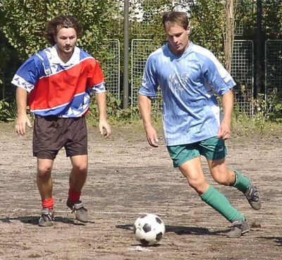 soupeř z Vejprnic nevěřícně zírá jak si Pavel Kleisner pěkně vodí balon (září 2002)
