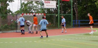 Olda číhá zda gólmanovi náhodou nevypadne lopta z náručí (červen 2004)