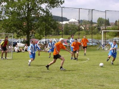 Mára, Vilík a Kamil v souboji s domácím JM týmem na turnaji v Blovicích (červenec 2004)