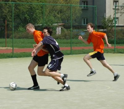Kamilův tah na bránu nepřibrzdí ani soupeř visící na zádech (duben 2005)