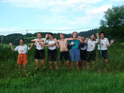 Mezi ploty aneb partička momentálně zaostalých futsalistů na turnaji ve Vrhavči (červenec 2008)